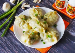 манты с курицей и тыквой на тарелке